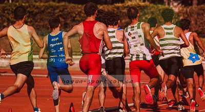 深夜观众席看球与收藏同步功能氛围视觉，无人物